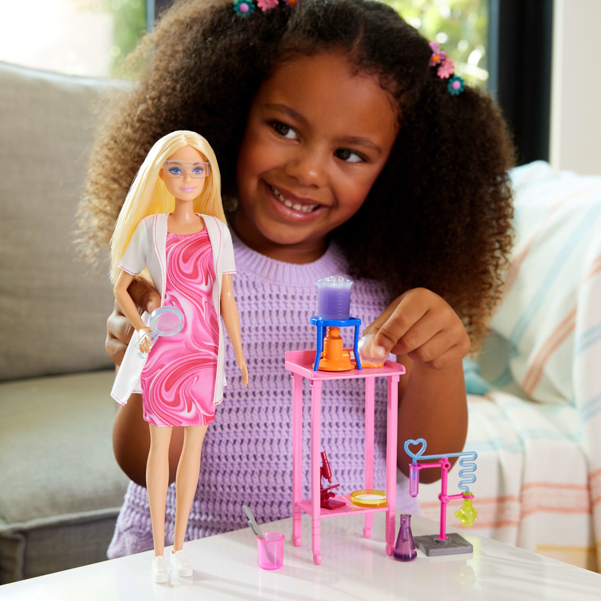 Barbie  Poupée Mode et Accessoires  Scientifique, Blonde, Table